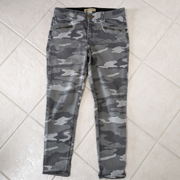 Democracy Jeans - Picture 2 of 5